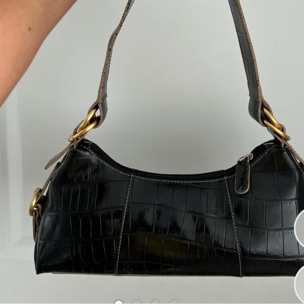BLACK CROC SHOULDER BAG.